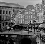 121774 Gezicht op de Kalisbrug over de Oudegracht te Utrecht met op de achtergrond de zijgevel van het Stadhuis; rechts ...
